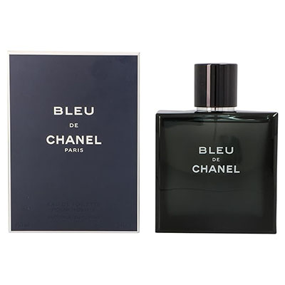 Perfume Bleu de Chanel com frasco elegante iluminado lateralmente.